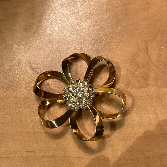 ✨ FREE WITH PURCHASE OVER $30 Flower Brooch ✨ - Picture 2 of 5